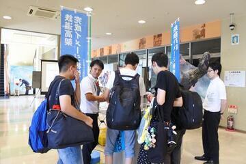 写真：沼津駅前まちかどトークの様子4