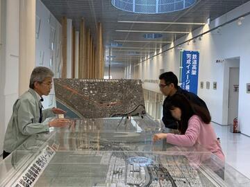 写真：沼津駅前まちかどトークの様子2