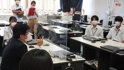 写真：議員と生徒達の意見交換1