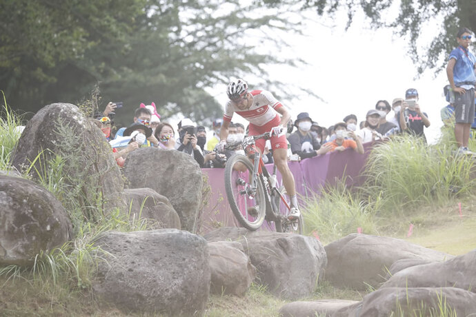 写真：岩場を走行するマウンテンバイク