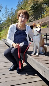 写真：飼い主さんとスミレ