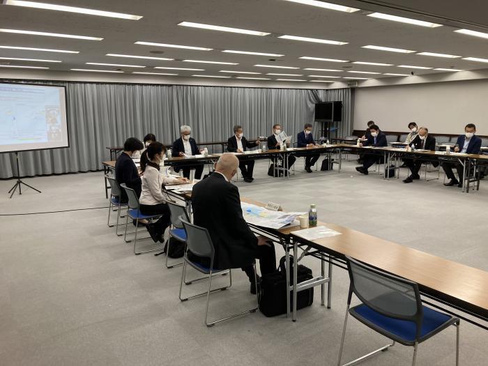 写真：審議会全体別角度からの様子