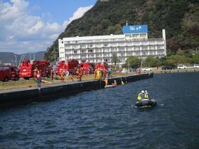 写真：水際での緊急消防援助訓練の様子