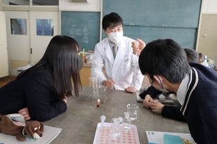 生徒への実験指導