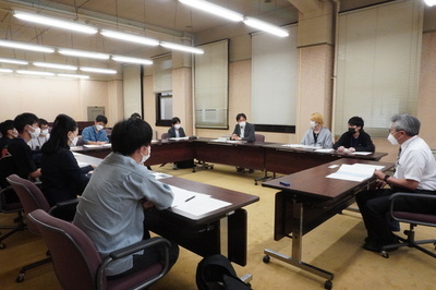 写真：大学生との意見交換会