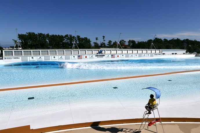 写真：大型サーフィン用ウェイブプール