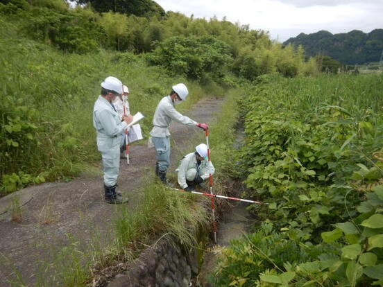 地すべり防止施設（排水路）を点検している写真