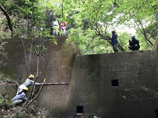 治山施設（コンクリート谷止工）を点検している写真