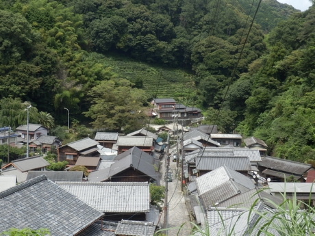 宇津ノ谷の家並み