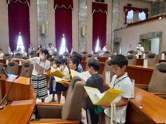 写真：議場内見学の様子