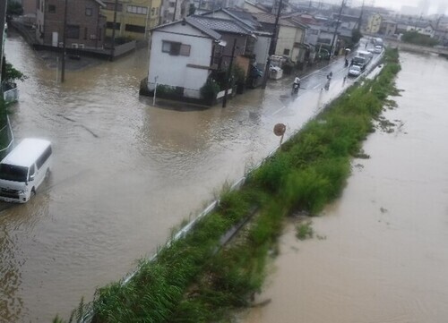 令和4年台風第15号の際の巴川と周辺の浸水状況