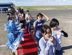 現地高校生の歓迎を受け、ドルノゴビ県へ到着