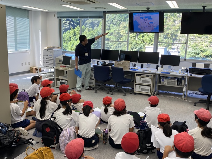 青野大使ダム見学会の様子1