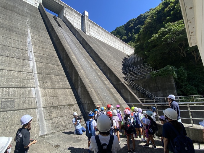 青野大使ダム見学会の様子2