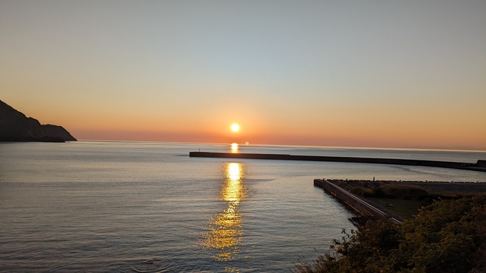 夕陽の道と防波堤