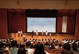 卒業生の著名人を招いて講演会を開催した様子