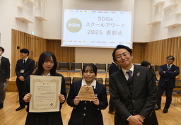 受賞校の生徒が企業と交流する様子