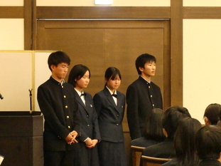 写真・報告を行った4人の生徒