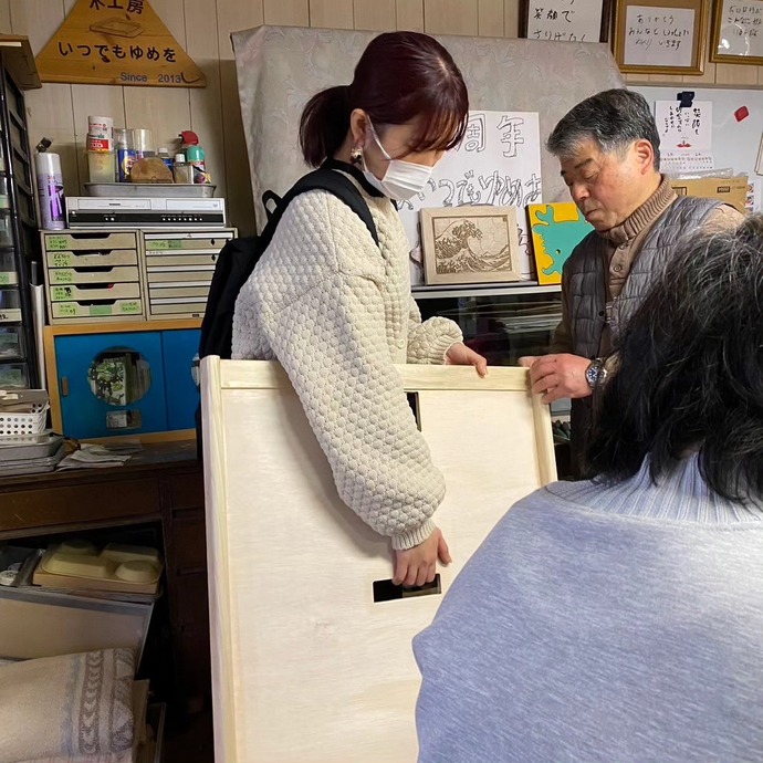 写真：「ふじこちゃん」を持つUD特派員