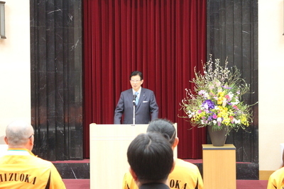 写真：知事祝辞（演台横の花は井出選手が製作）