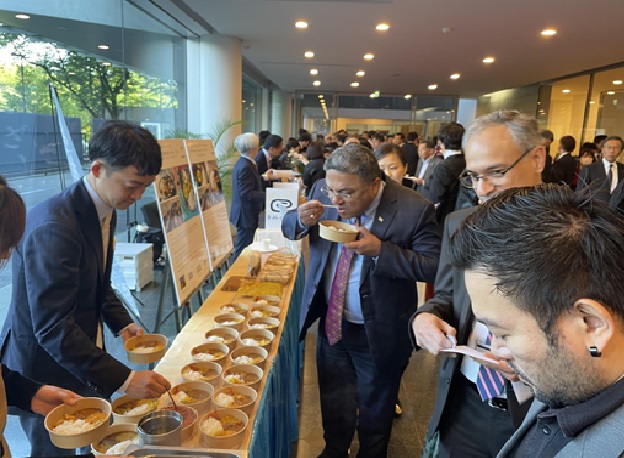 交流会で試食するシビ・ジョージ駐日インド大使