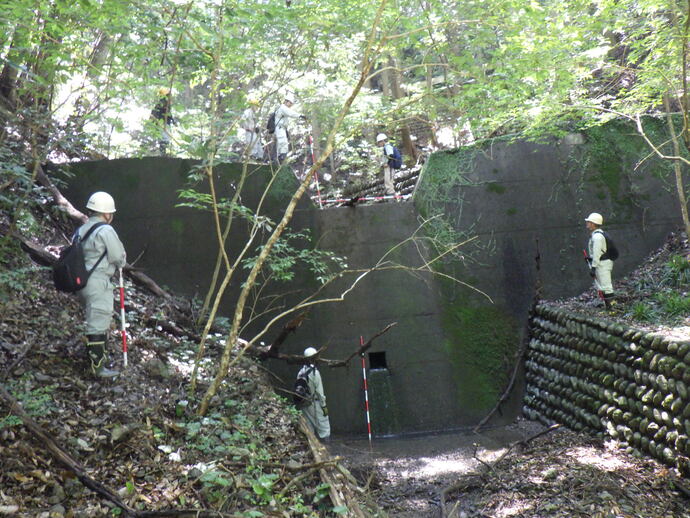 治山施設（谷止工）の点検中の写真