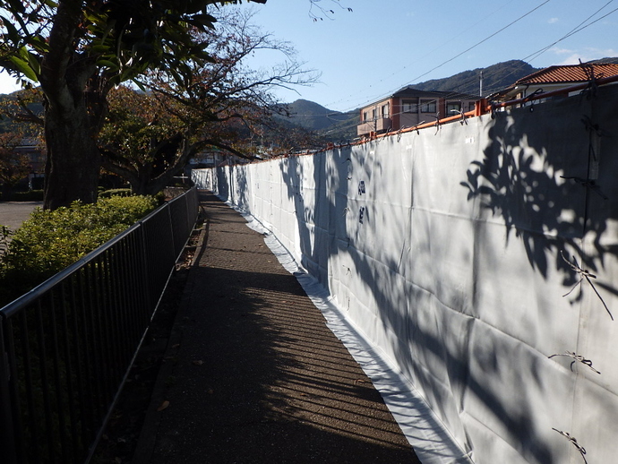 騒音対策として防音シートを設置し状況の写真（河川側）