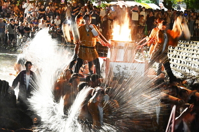 画像：御神火祭り、みこしの川昇り