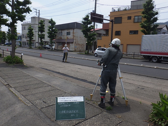 制度良く施工するため測点を細かく設置している写真