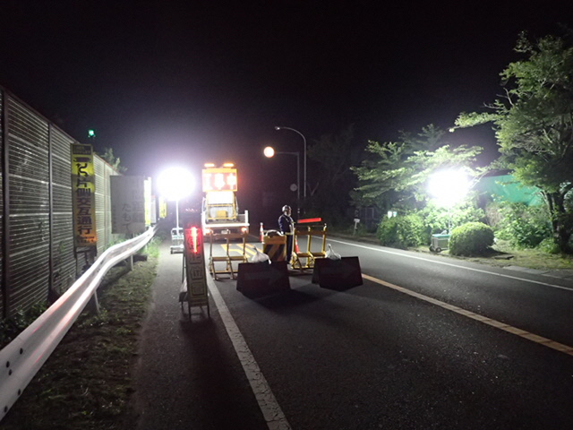 夜間の交通規制の写真