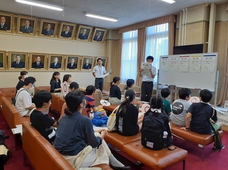 写真：議会クイズの様子1