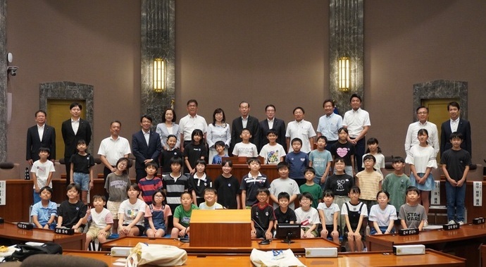 写真：議場で記念撮影の様子