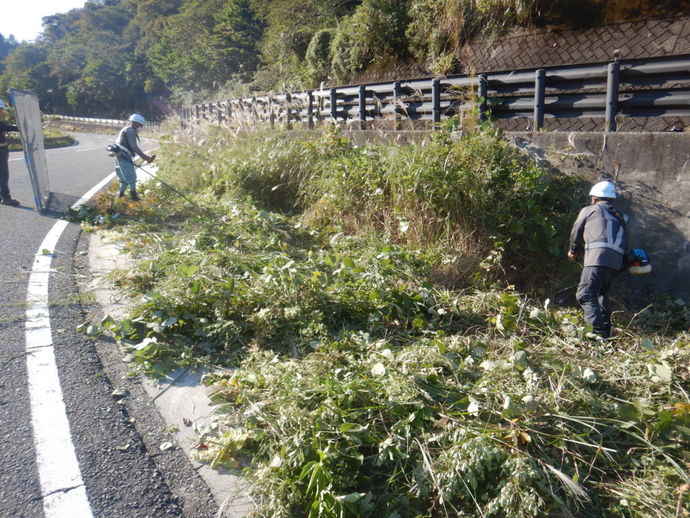 草刈りしている状況の写真