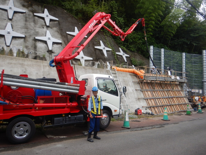 道路に近接している作業で交通誘導員を配置している状況の写真