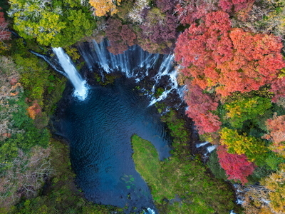 画像：錦秋から零れ落ちる滝