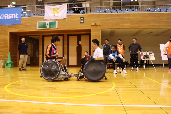 若山選手によるタックルプレゼント