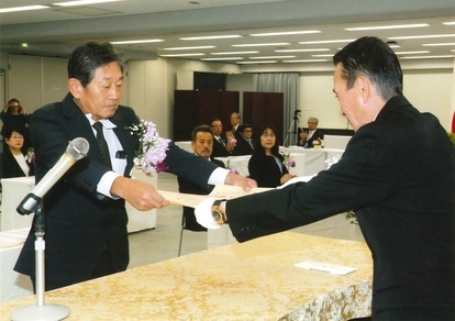 写真　表彰状授与の様子