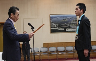 写真6　山崎選手(アビリンピック全国大会)への知事顕彰状授与