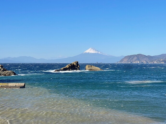 松崎町の雲見漁港から見た富士山の写真