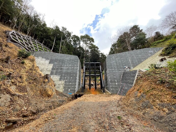 雲見川右支川の砂防堰堤の写真