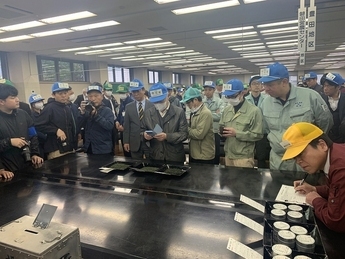 写真2：新茶初取引の様子