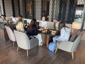 写真5：訪日外国人へのお茶の淹れ方講座