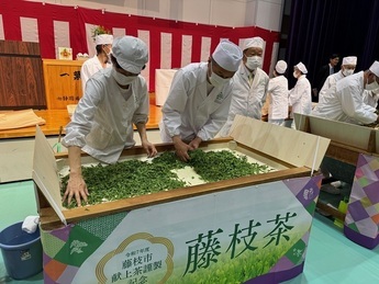 写真7：献上茶謹製の様子