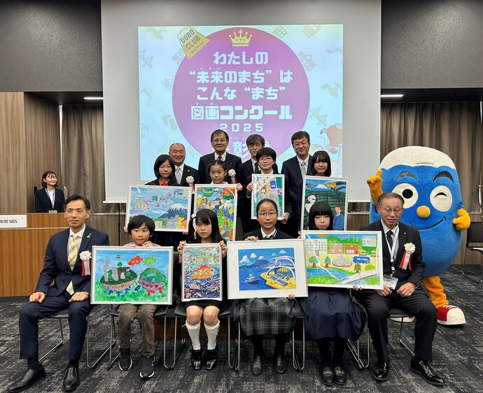 表彰式での受賞者・審査員集合写真