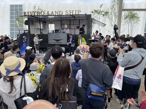 写真9：キッチンカー「BISTRO LAND SHIP」