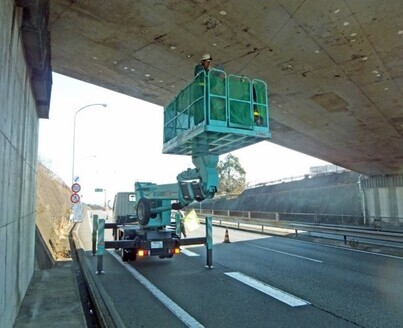 写真：橋梁点検の様子