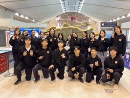 空港での集合写真