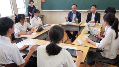 県立富士高等学校での県議会出前講座の様子