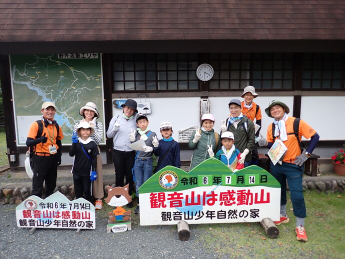 夜間ハイキングの様子