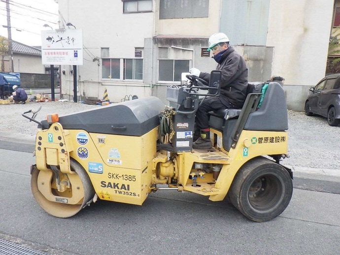 舗装している写真
